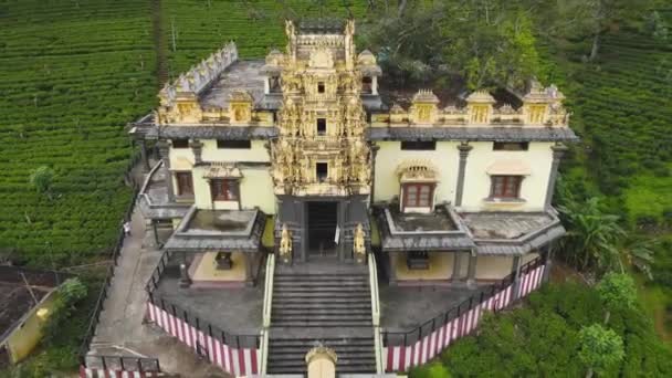 ティーガーデンの真ん中に位置する美しいヒンドゥー寺院 スリランカのヒンドゥー寺院コタガラの空中撮影 — ストック動画