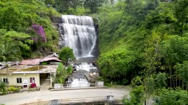 スリランカのヌワラエリヤの美しい草の間にダンシン水の滝があります — ストック動画