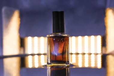 Sarı ışıkta parfümlü cam şişe ve su arkaplanı. Pencere Arkaplanı