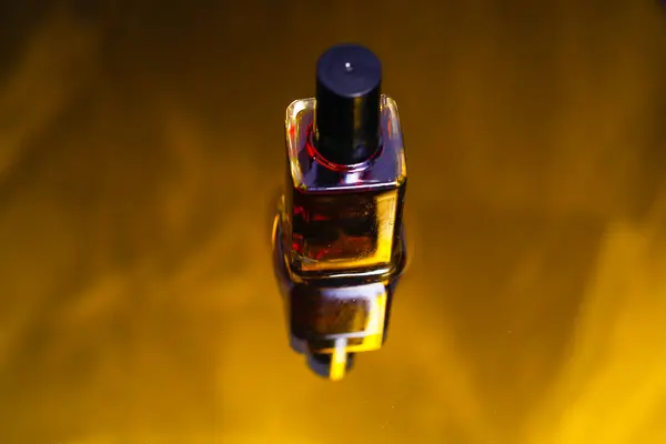 Sarı ışıkta parfümlü küçük şişe meleği..