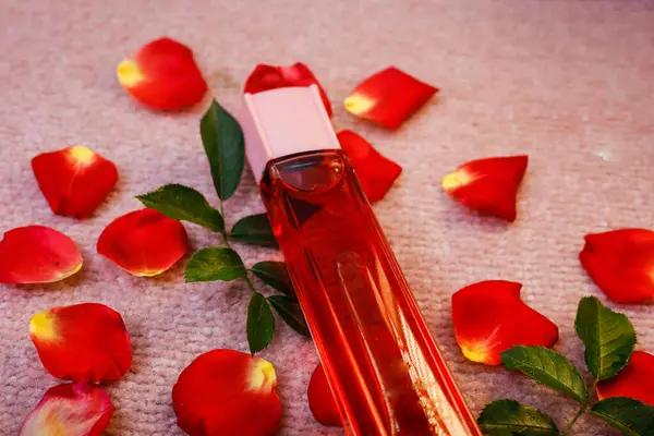 Kırmızı Şişe 'nin kapağı, gül yapraklarında kadın parfümü var.