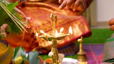 Moda ayakkabılı kadın şehir parkında yürürken ayağının kenarından yapraklar dökülüyor. Çimen sokağı moda tarzı.