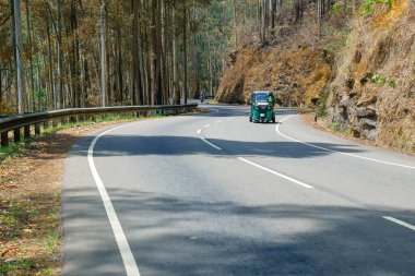 Nuwara Eliya Sri Lanka 'daki Güzel Tepeler Otoyol Yeşil Üç Tekerleği