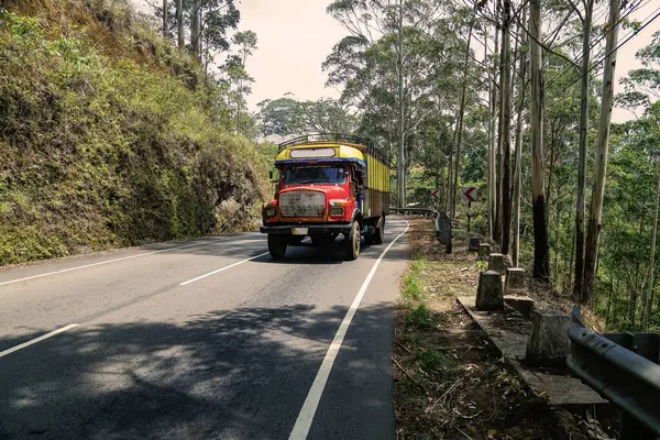Nuwara Eliya Sri Lanka 'da güzel tepeler eski bir kamyon.