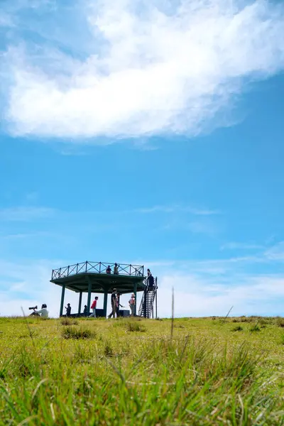 Ay ovalarının mavi gökyüzü ziyaretçileri Sri Lanka Nuwara Eliya Sri Lanka