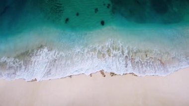 Kumsalda yazılan ve bir dalga ile silinmiş mektuptan zevk alın ve yeni bir harf konsepti videosu ortaya çıkarır