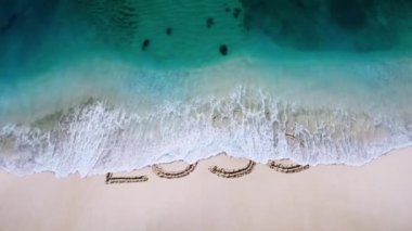 Kayıplar _ kar mektubu kumsalda yazıldı ve bir dalga ile silindi, ve yeni bir harf konsepti videosu ortaya çıkarır