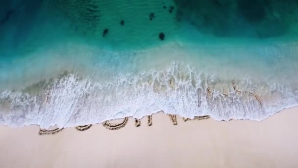 Business Online Dopis Napsaný Plážovém Písku Vymazaný Vlnou Odhaluje Nový — Stock video