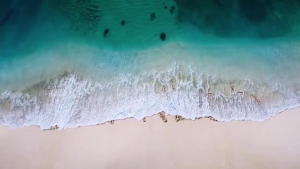 Stlačte Těšit Dopis Napsaný Pláži Písku Smazaný Vlnou Odhaluje Nový — Stock video