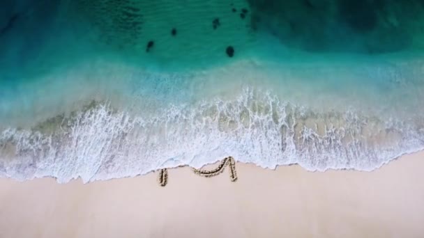 Επιστολή Που Γράφτηκε Στην Άμμο Παραλία Και Διαγράφονται Ένα Κύμα — Αρχείο Βίντεο