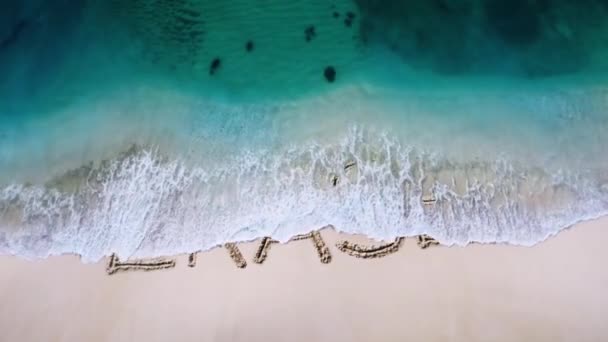 Kasase Recover List Napisany Piasku Plaży Wymazany Falą Ujawnia Nowy — Wideo stockowe