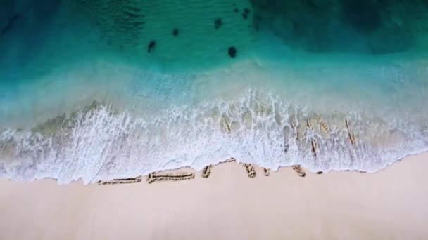Learn Earn Carta Escrita Areia Praia Apagada Com Uma Onda — Vídeo de Stock
