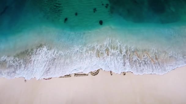 Загрязнение Климата Письмо Написанное Пляжном Песке Стертое Волной Раскрывает Новую — стоковое видео