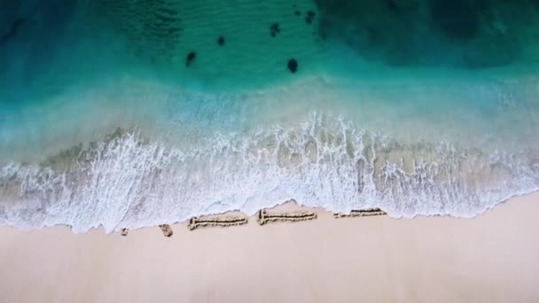 Reálně Napsaný Dopis Plážovém Písku Smazán Vlnou Odhaluje Nové Koncept — Stock video