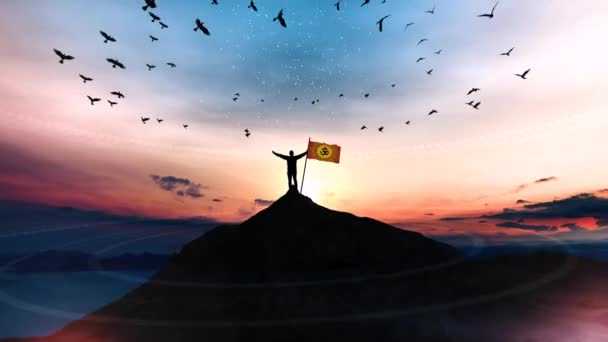 Человек Флагом Написанным Фоне Горной Вершины Идеально Подходит Любого Типа — стоковое видео