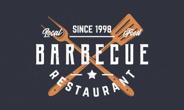 Barbekü logosu. Et lokantası, barbekü lokantası afişi. Mangal çatalı ve spatula ile barbekü modasına uygun logo. El işi grunge dokusu. Vektör amblemi şablonu.