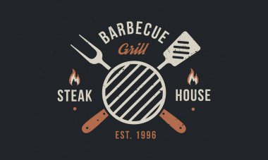 Barbekü Logosu - Klasik Logo Konsepti. Barbekü Logosu, Izgara Logosu, Ateşli Biftek Logosu, Izgara Çatalı ve spatula. Mangal logosu şablonu. Grunge dokusu. Vektör illüstrasyonu