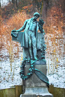 Karel Hynek Macha heykeli Petrin, Prag kışında