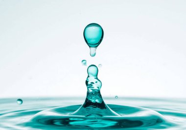 Mavi su sıçraması beyaz arkaplanda izole edildi