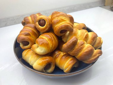 Sosisli börek ve ev yapımı lezzetli aperatif. Yüksek kalite fotoğraf