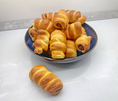 Sosisli börek ve ev yapımı lezzetli aperatif. Yüksek kalite fotoğraf