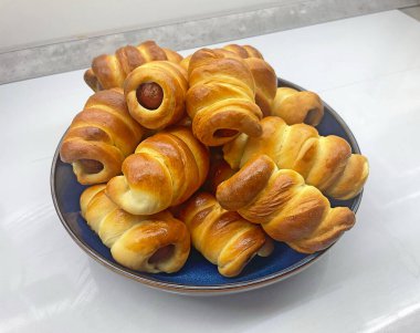 Sosisli börek ve ev yapımı lezzetli aperatif. Yüksek kalite fotoğraf