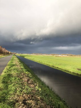 Hollanda Kırsal Kanalı ve Yeşil Alan 'da dramatik Fırtına Bulutları. Yüksek kalite fotoğraf