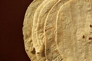 Pita ekmekleri ile düz tabaka, üst görünüm