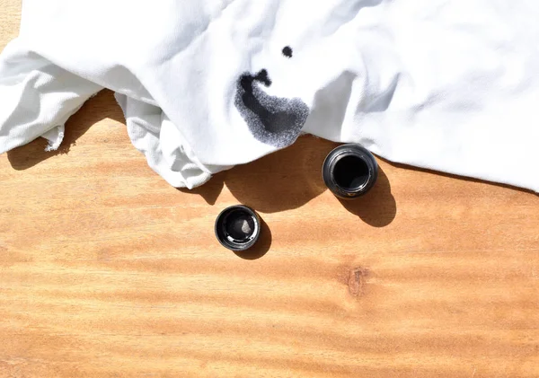 Draufsicht Auf Schwarzen Fleck Auf Weißem Tuch Mit Tintenflasche Auf — Stockfoto