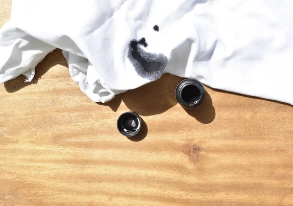 Верхний Вид Черного Пятна Белой Ткани Чернильной Бутылкой Деревянном Столе — стоковое фото