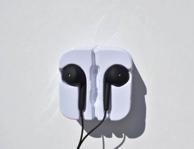 Beyaz arkaplanda izole edilmiş kulaklıklar, üst görünüm 