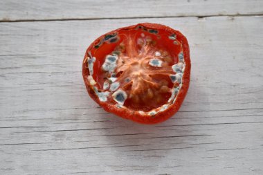 Küfle kaplanmış domatesin yarısı.