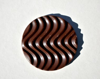 Yuvarlak dalgalı çikolata beyaz arka planda izole, üst manzara