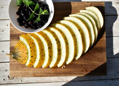 Kavun dilimlerini bir fincan yaban mersiniyle kapat. 