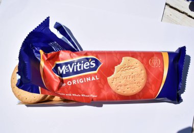 Antalya Türkiye 18 Haziran 2025: Açık Mcvities paketi Orijinal kurabiyeler beyaz arkaplanda