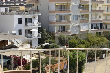 Mersin Türkiye 23 Haziran 2025: Balkon manzaralı evler ve kasaba.