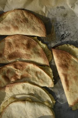 Yakın plan fırınlanmış burrito ve fırın tepsisine doldurulmuş tortilla. 