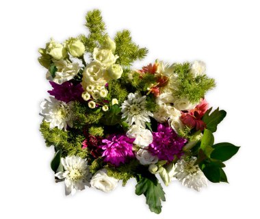 Beyaz arkaplanda izole edilmiş baş döndürücü buketin üst görünümü 