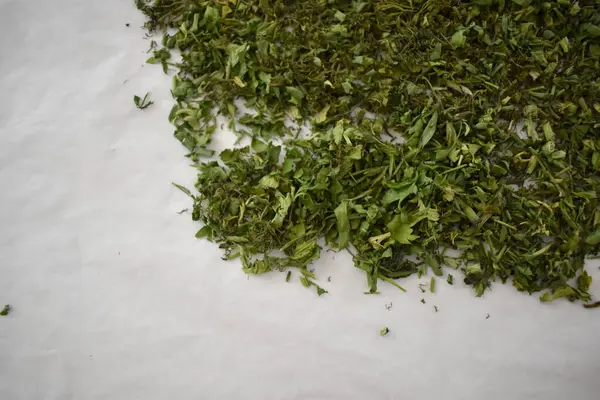 Beyaz arkaplan görünümünde doğranmış bitkiler 