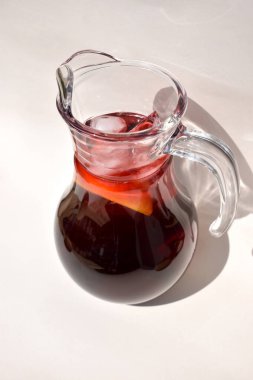 Kırmızı Sangria 'yı Buzlu ve Meyveli Cam Sürahi ile Tazeleyici