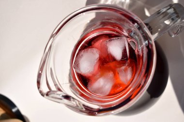 Buzlu bir cam sürahi içinde Sangria 'yı tazeleyen yakın plan, üst manzara.