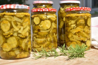 Hardal soslu salatalık dilimleriyle dolu kavanozlar.