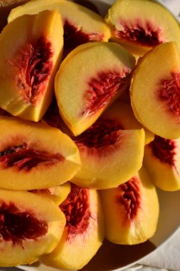 Taze kesilmiş şeftali dilimleri, çukur, yakın çekim, üst manzara.