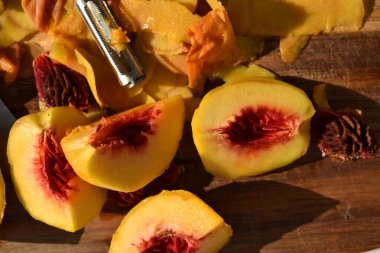 Meyveli şeftali dilimlerinin yakın plan çekimi.