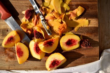 Taze kesilmiş şeftali dilimleri, oyulmuş, yakın çekim görüntüsü.