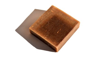 Kare kahverengi doğal sabun parçası beyaz arka plan görünümünde
