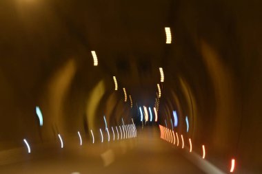 Gece yol tünelinde hareket efektiyle bulanık ışıklar