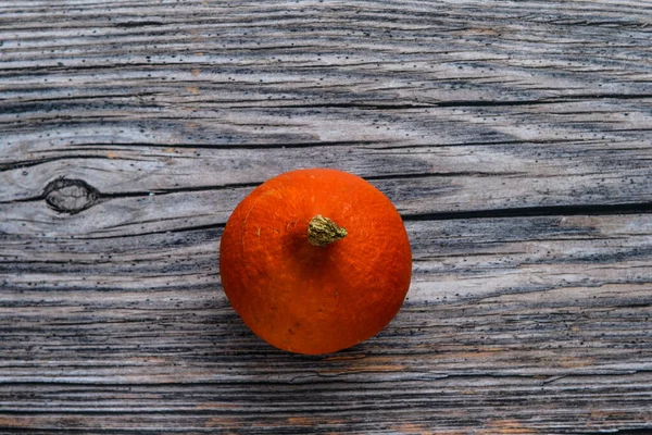 Küçük Olgun Güzel Lezzetli Portakal Kabağı Ahşap Bir Arka Planda — Stok fotoğraf