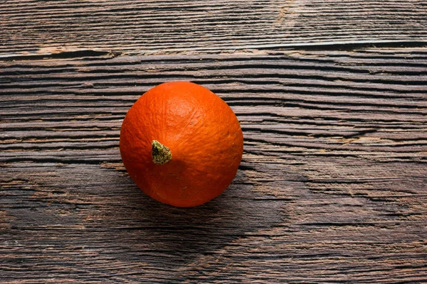 Liten Mogen Vacker Läcker Apelsinpumpa Ligger Trä Rustik Bakgrund Gott — Stockfoto