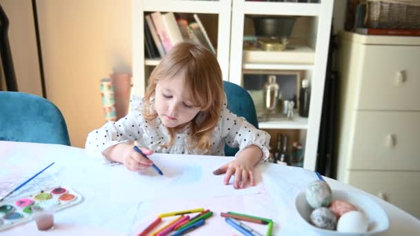 Menina Pequena Sentada Mesa Jantar Fazendo Desenhos Sendo Criativo Ela — Vídeo de Stock
